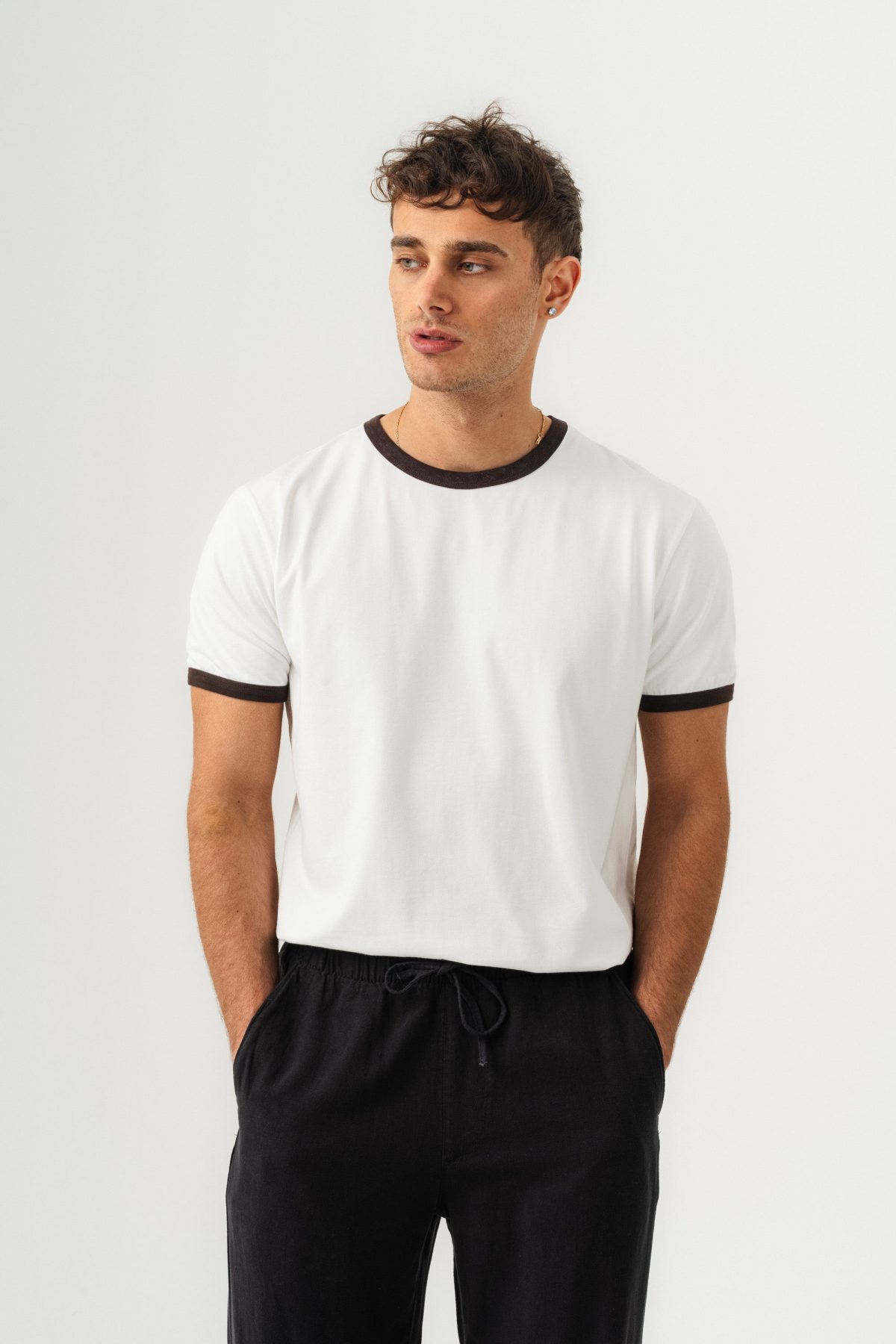 UNISEX YAKA KOL YIKAMA DETAYLI REGULAR FIT BASIC TİŞÖRT BEYAZ-KAHVE — Beyaz-Kahve (1)