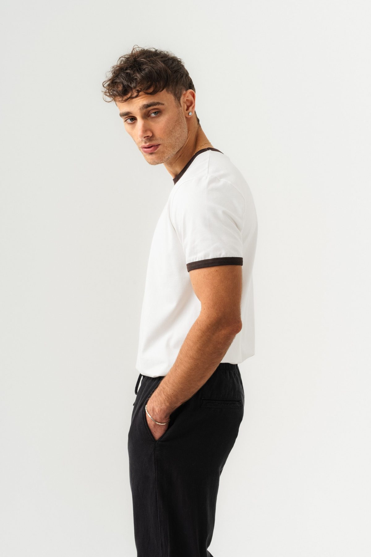 UNISEX YAKA KOL YIKAMA DETAYLI REGULAR FIT BASIC TİŞÖRT BEYAZ-KAHVE — Beyaz-Kahve (2)