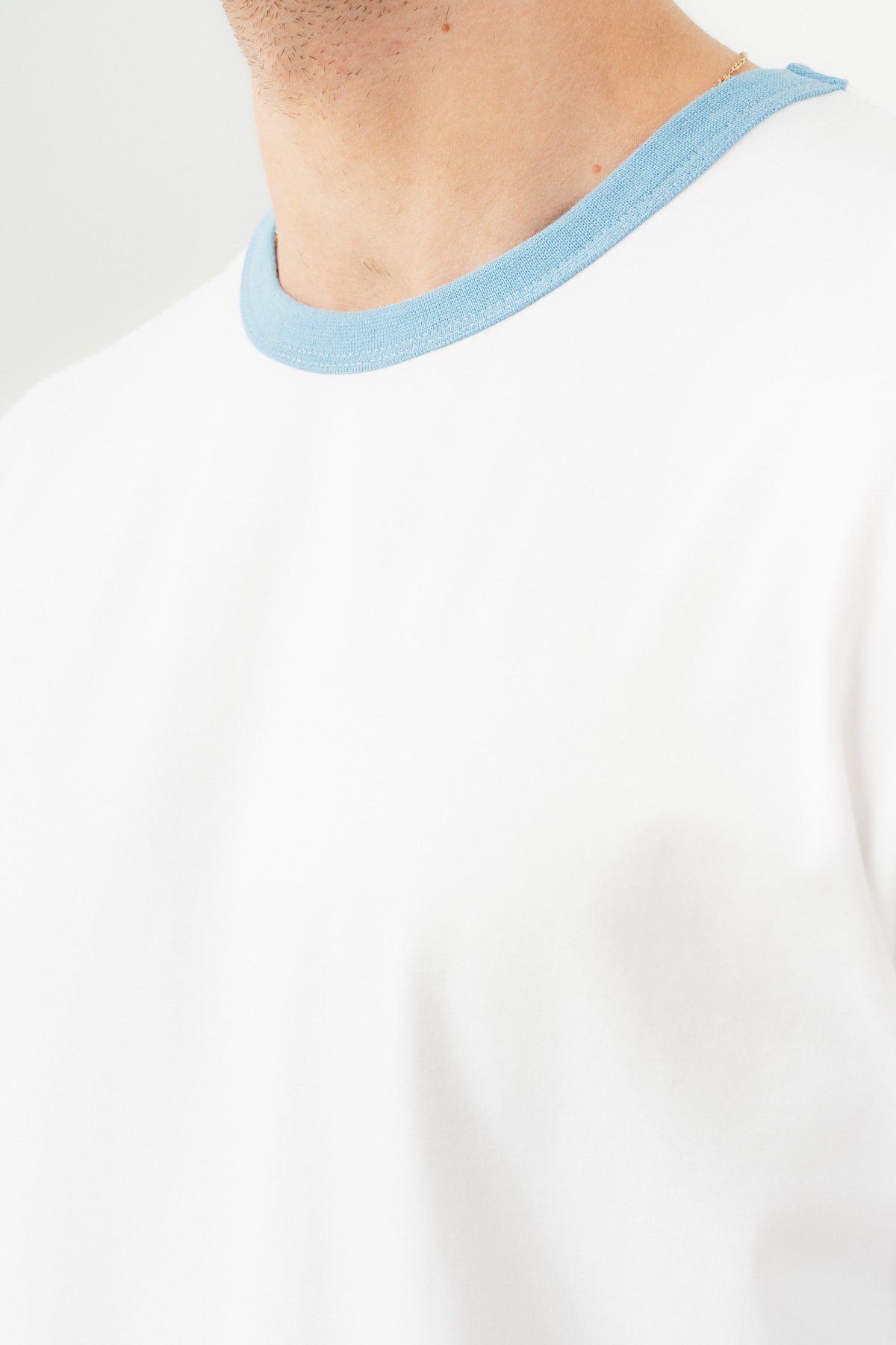 UNISEX YAKA KOL YIKAMA DETAYLI REGULAR FIT BASIC TİŞÖRT BEYAZ MAVİ —  (6)