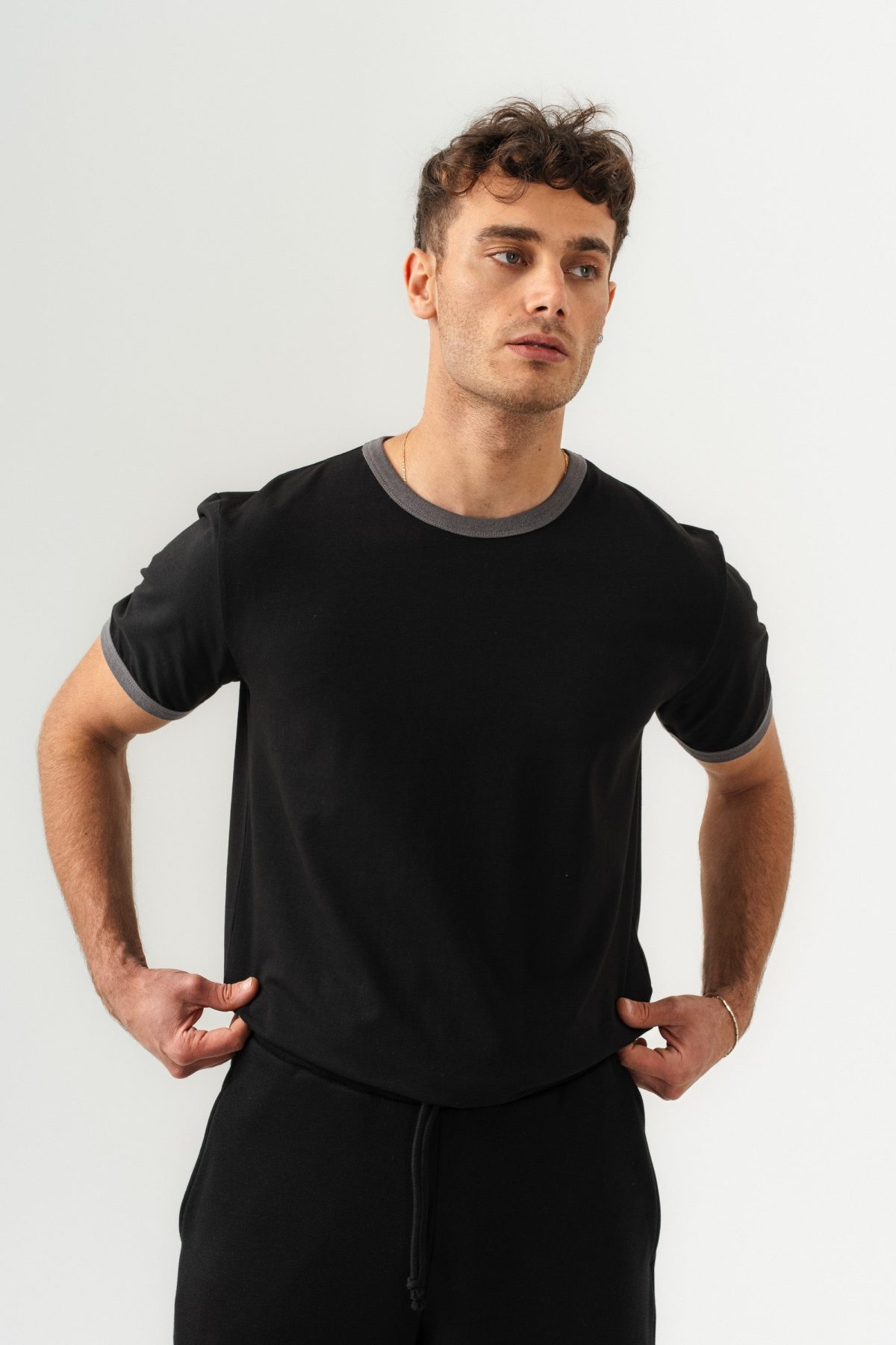 UNISEX YAKA KOL YIKAMA DETAYLI REGULAR FIT BASIC TİŞÖRT SİYAH-GRİ — Siyah-Gri (3)