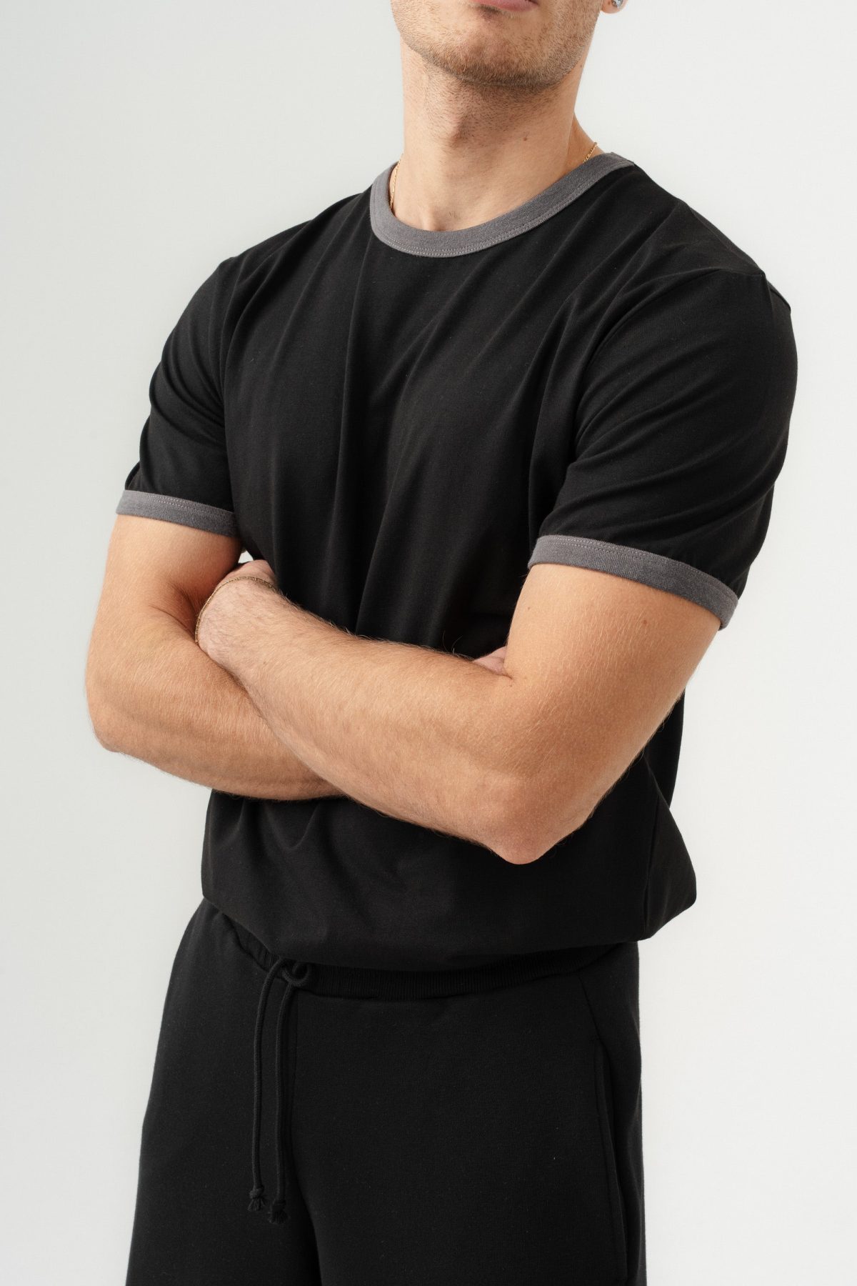 UNISEX YAKA KOL YIKAMA DETAYLI REGULAR FIT BASIC TİŞÖRT SİYAH-GRİ — Siyah-Gri (4)
