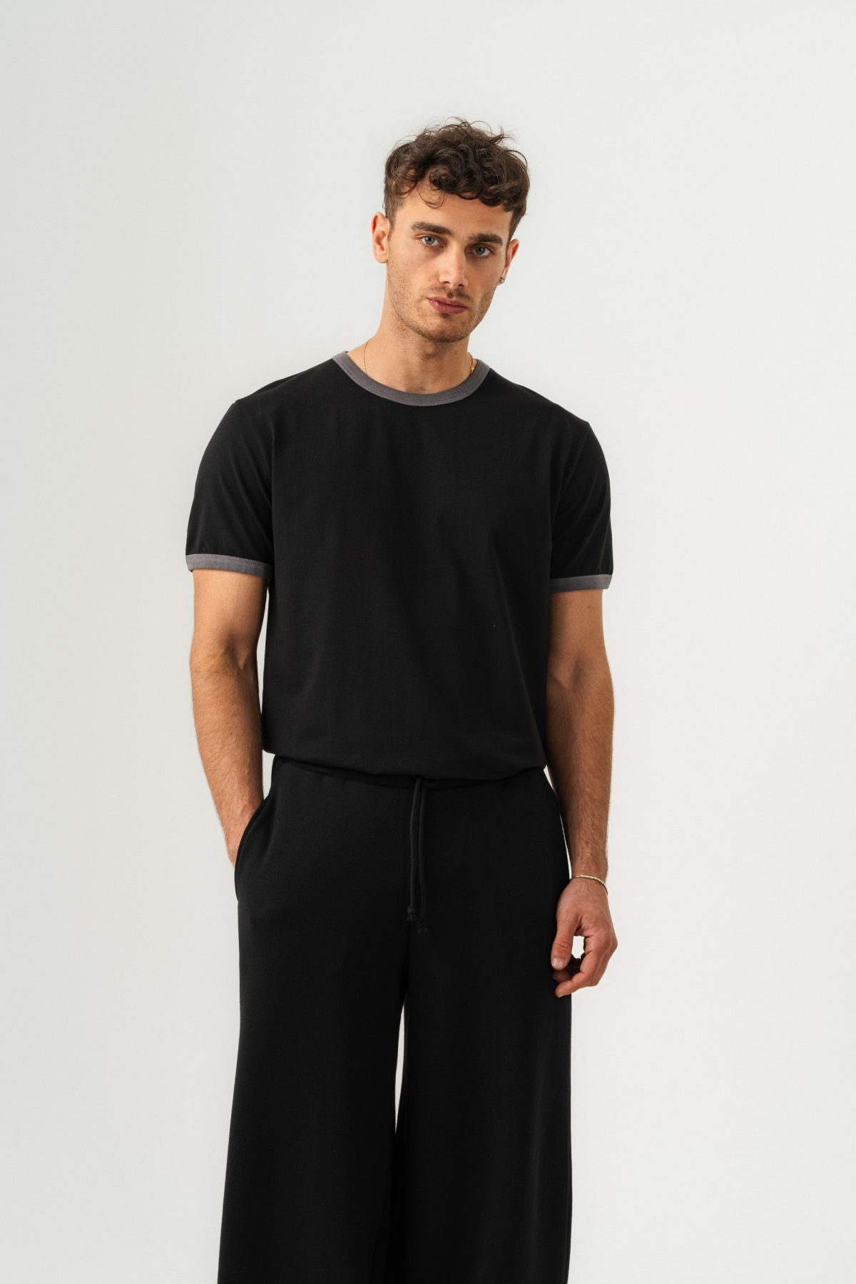 UNISEX YAKA KOL YIKAMA DETAYLI REGULAR FIT BASIC TİŞÖRT SİYAH-GRİ — Siyah-Gri (6)