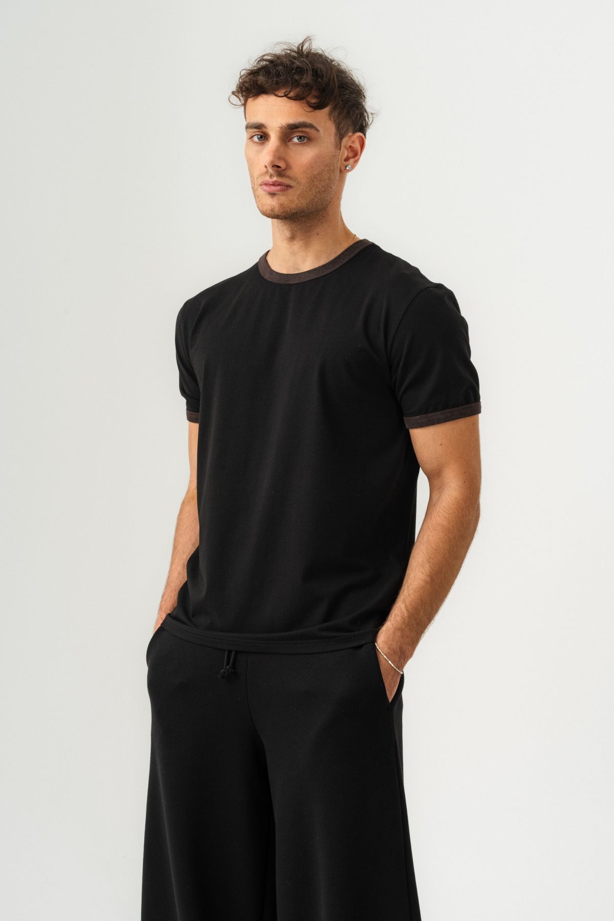 UNISEX YAKA KOL YIKAMA DETAYLI REGULAR FIT BASIC TİŞÖRT SİYAH-KAHVE —  (2)