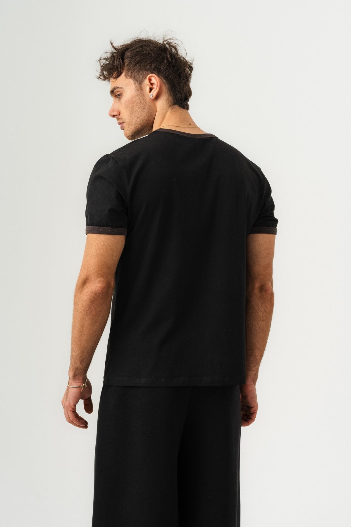 UNISEX YAKA KOL YIKAMA DETAYLI REGULAR FIT BASIC TİŞÖRT SİYAH-KAHVE —  (3)