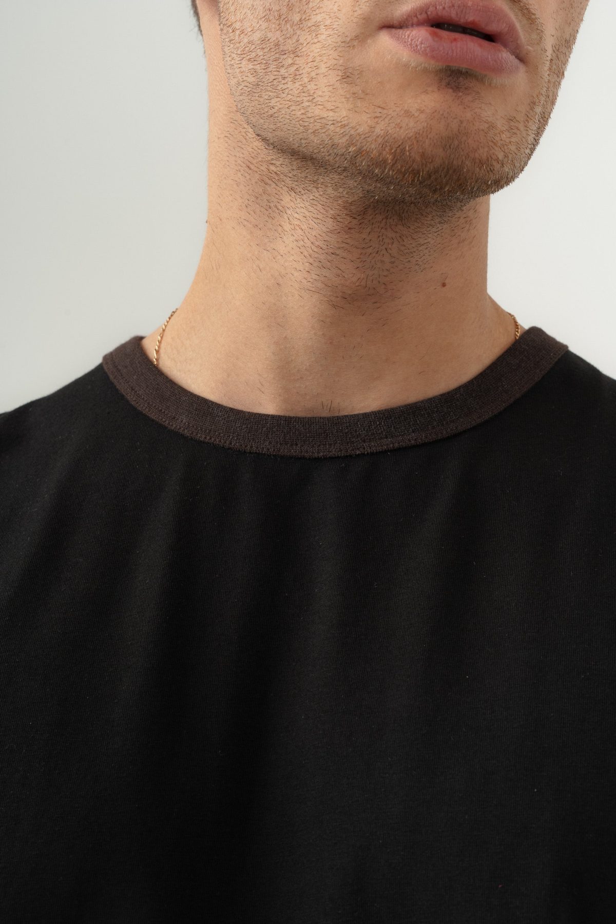 UNISEX YAKA KOL YIKAMA DETAYLI REGULAR FIT BASIC TİŞÖRT SİYAH-KAHVE —  (4)
