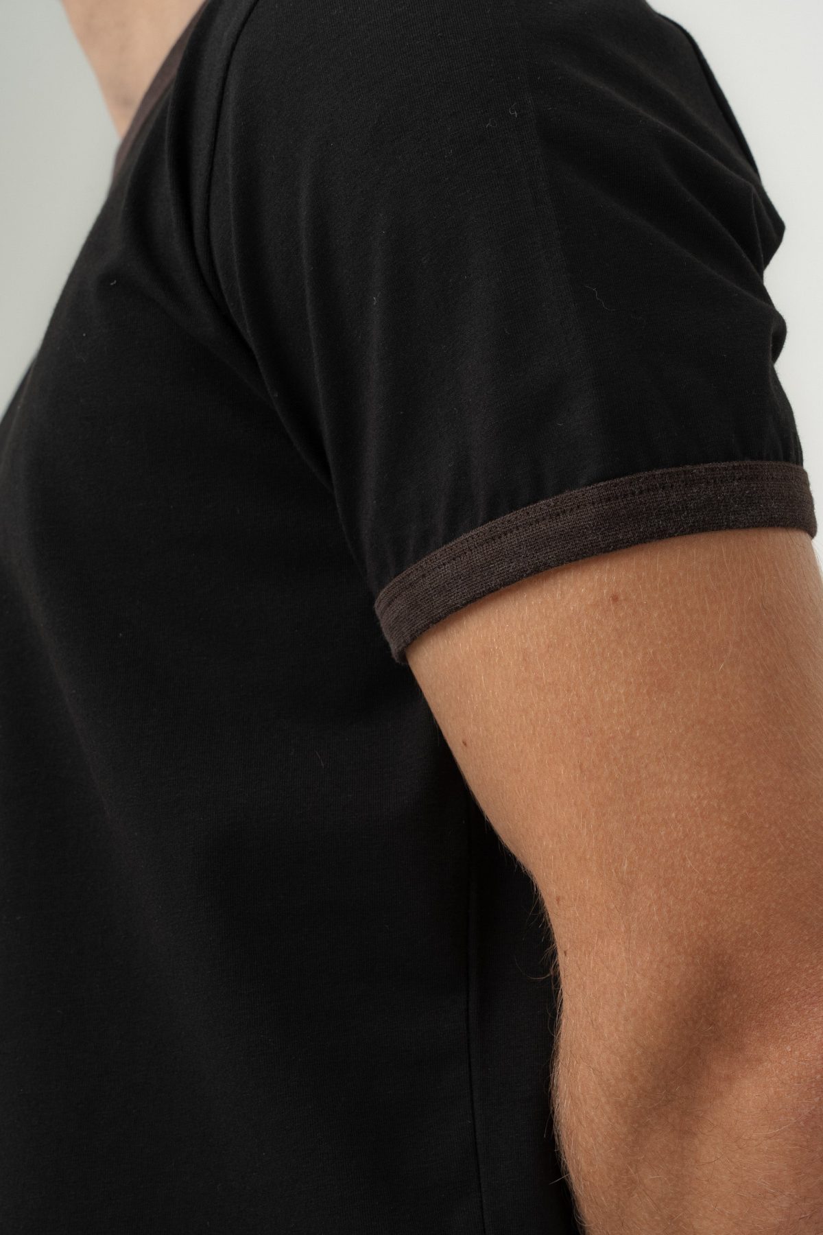 UNISEX YAKA KOL YIKAMA DETAYLI REGULAR FIT BASIC TİŞÖRT SİYAH-KAHVE —  (5)