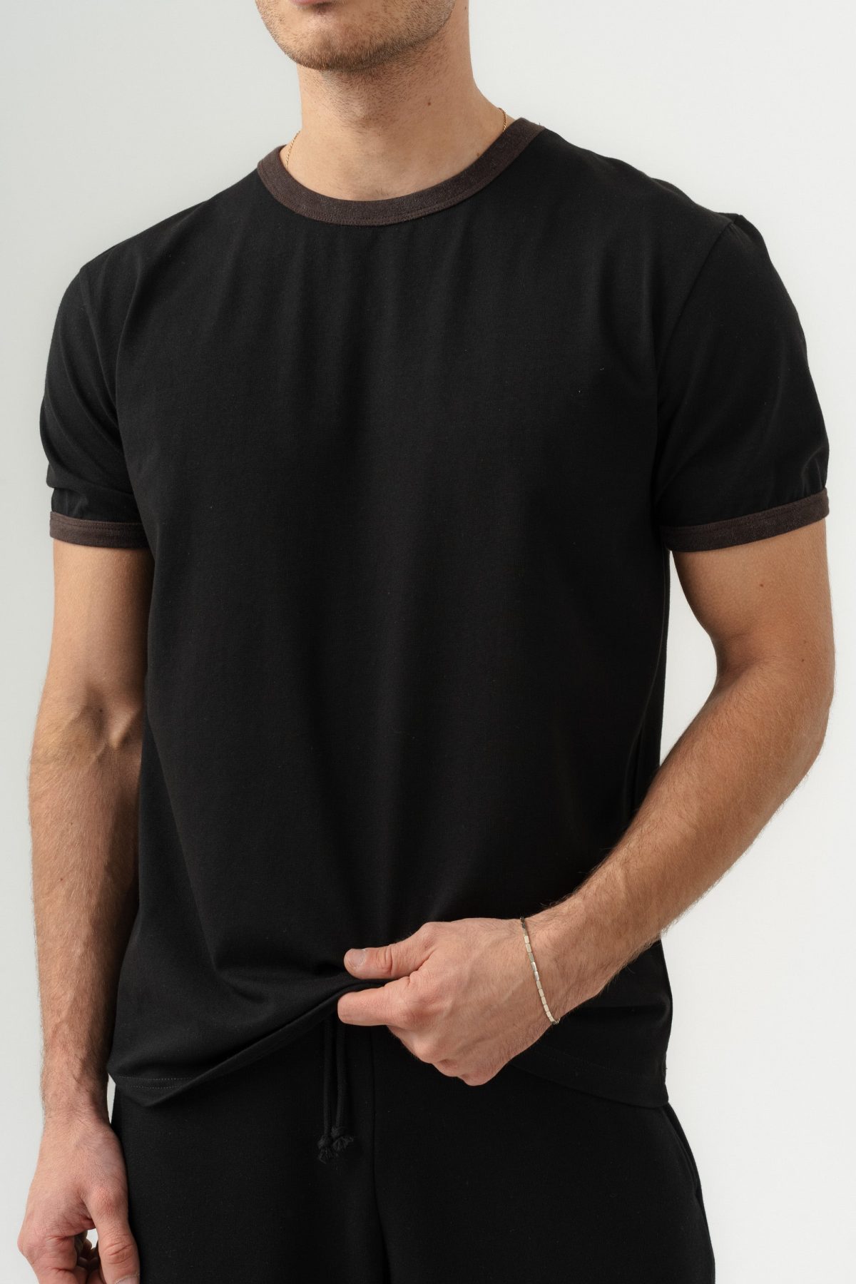 UNISEX YAKA KOL YIKAMA DETAYLI REGULAR FIT BASIC TİŞÖRT SİYAH-KAHVE —  (7)