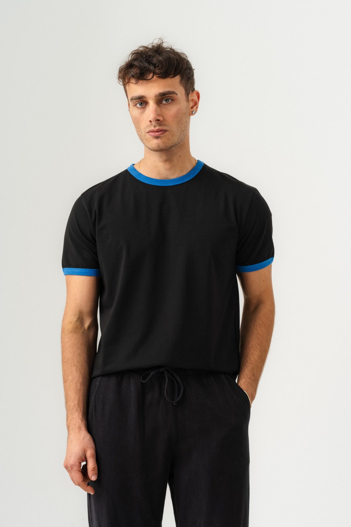 UNISEX YAKA KOL YIKAMA DETAYLI REGULAR FIT BASIC TİŞÖRT SİYAH MAVİ —  (2)
